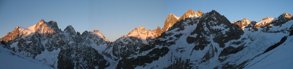 Premiers rayons de soleil du Pelvoux au Glacier Blanc